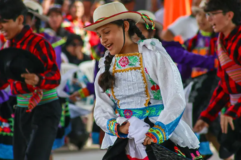 Colegio Santa Teresita - Cursos Especiales Folclore